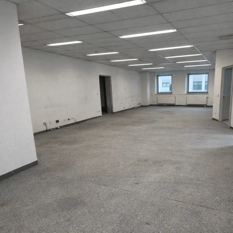 Helle, völlig leere Gewerbefläche nach Auszug